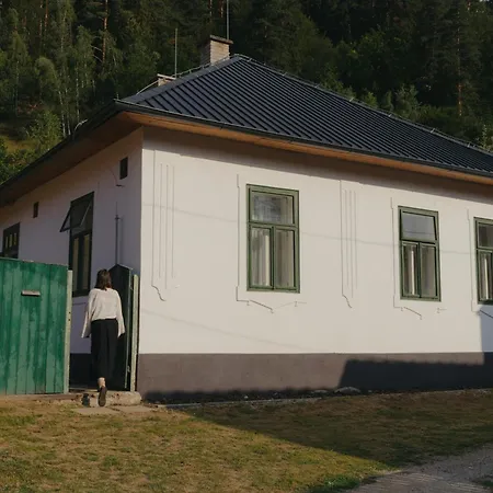 Povodny Banicky Dom S Modernym Zariadenim Vitajte V Hute Smolnicka Huta
